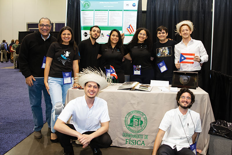  Physics and astronomy students showcase their  SPS chapter at the 2019 Physics Congress. Photos courtesy of SPS.